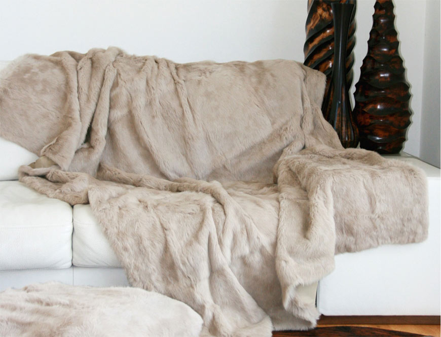 Quels plaid et coussins choisir pour votre canapé ?